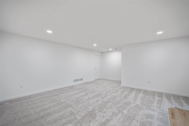 2367 N 10th Avenue E, Newton, IA 50208