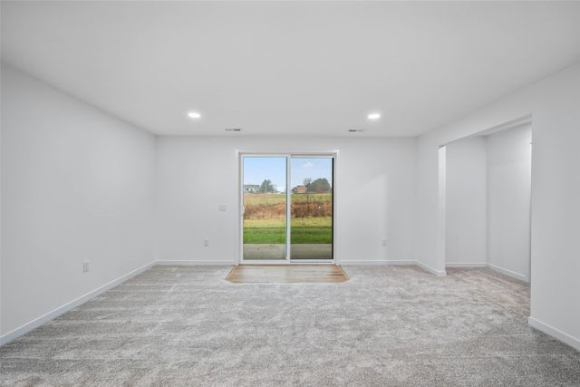 2367 N 10th Avenue E, Newton, IA 50208