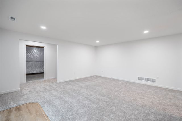 2367 N 10th Avenue E, Newton, IA 50208