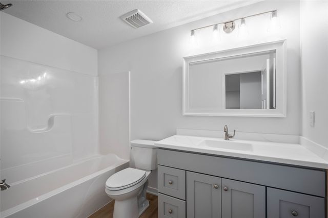 2367 N 10th Avenue E, Newton, IA 50208