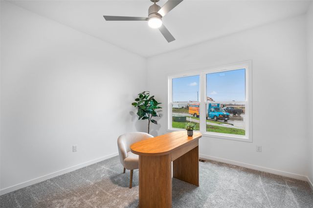 2367 N 10th Avenue E, Newton, IA 50208