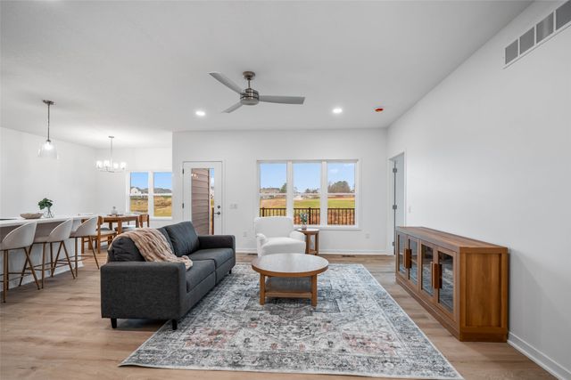 2367 N 10th Avenue E, Newton, IA 50208