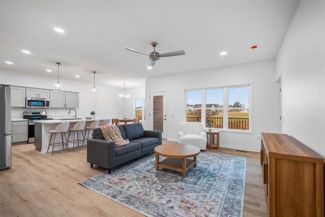 2367 N 10th Avenue E, Newton, IA 50208