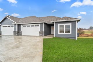 2367 N 10th Avenue E, Newton, IA 50208