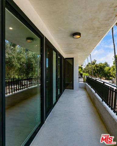 12320 MONTANA Avenue 201, Los Angeles, CA 90049