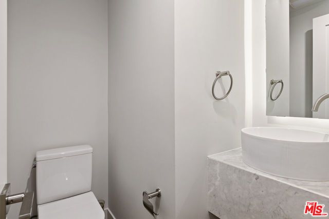 12320 MONTANA Avenue 201, Los Angeles, CA 90049