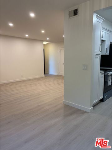 23635 Park Capri 30, Calabasas, CA 91302