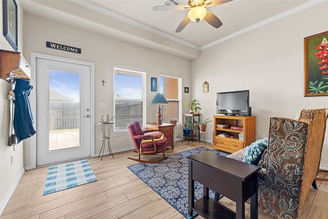 909 Moore Ave, Portland, TX 78374