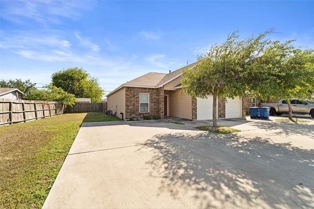 909 Moore Ave, Portland, TX 78374