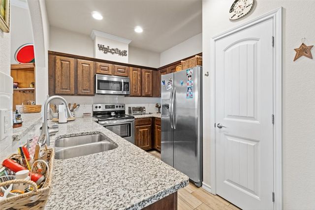 909 Moore Ave, Portland, TX 78374