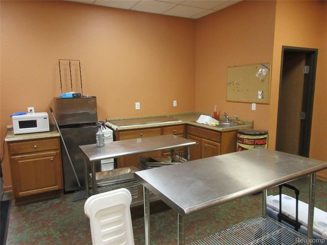 16094 E 8 Mile Road, Detroit, MI 48205