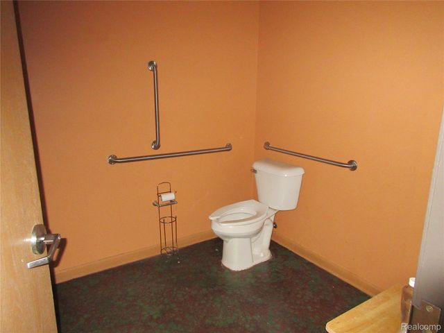 16094 E 8 Mile Road, Detroit, MI 48205