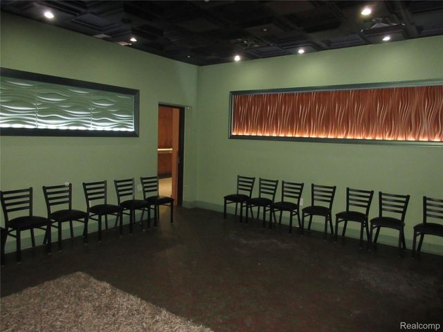 16094 E 8 Mile Road, Detroit, MI 48205