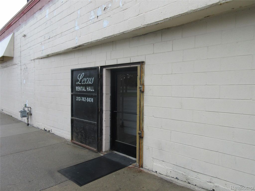 16094 E 8 Mile Road, Detroit, MI 48205