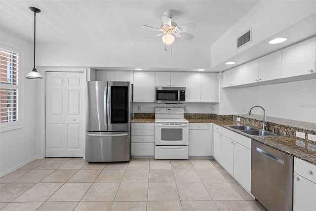 6575 99TH WAY N 22205, St Petersburg, FL 33708