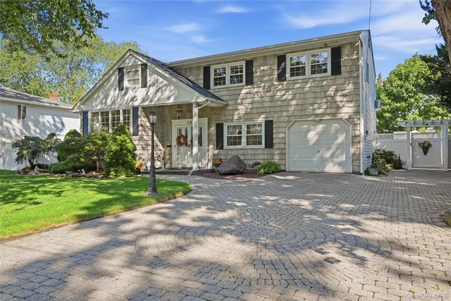 75 Bayview Drive, Oakdale, NY 11769