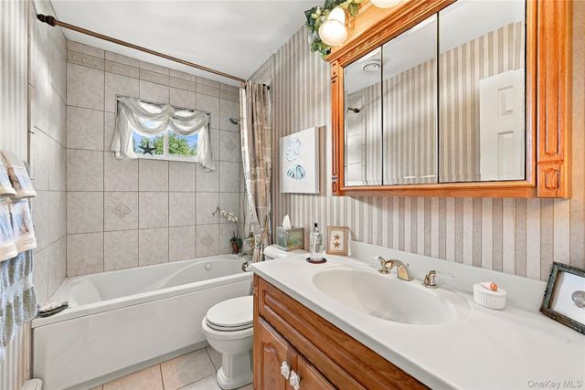 75 Bayview Drive, Oakdale, NY 11769