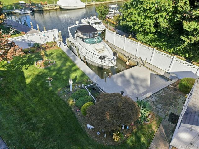 75 Bayview Drive, Oakdale, NY 11769