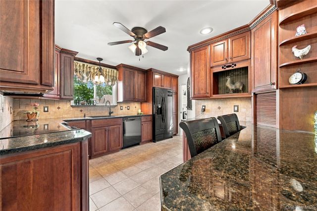 75 Bayview Drive, Oakdale, NY 11769