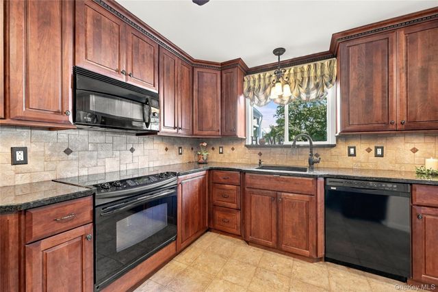 75 Bayview Drive, Oakdale, NY 11769