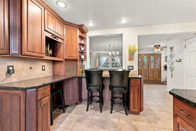 75 Bayview Drive, Oakdale, NY 11769