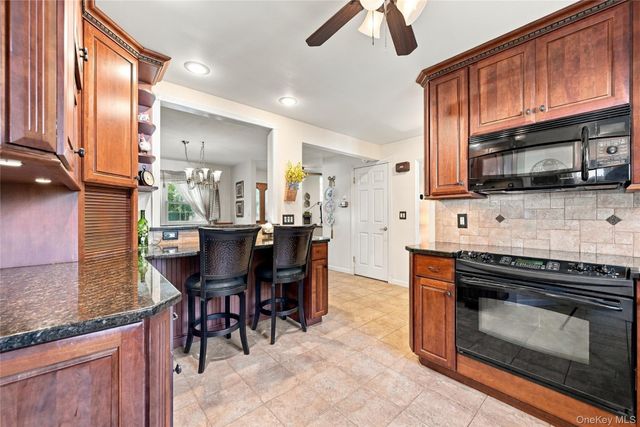 75 Bayview Drive, Oakdale, NY 11769