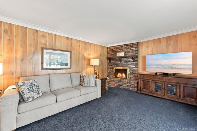 75 Bayview Drive, Oakdale, NY 11769
