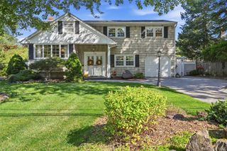 75 Bayview Drive, Oakdale, NY 11769