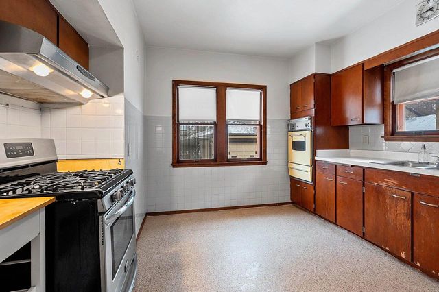 1952 N 86TH STREET, Wauwatosa, WI 53226