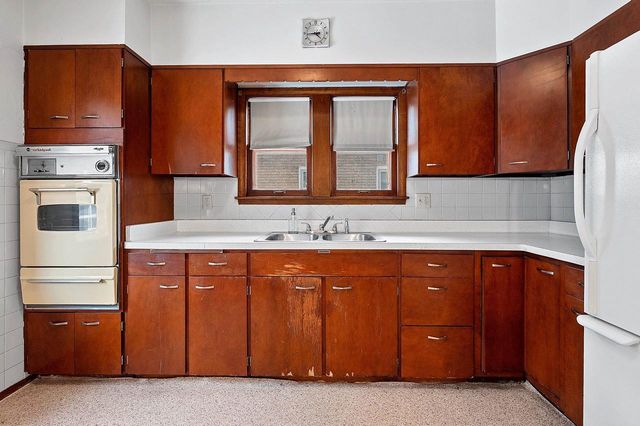 1952 N 86TH STREET, Wauwatosa, WI 53226