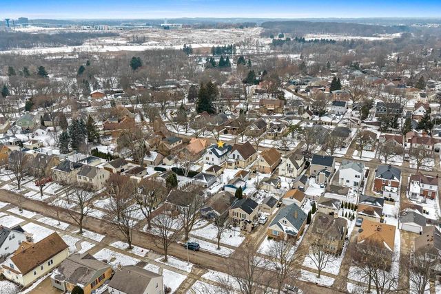 1952 N 86TH STREET, Wauwatosa, WI 53226