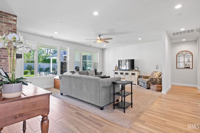 7108 Saint Andrews Drive, Bakersfield, CA 93309