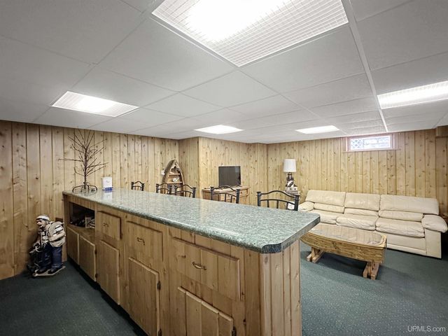 917 S 7th Avenue, Escanaba, MI 49829