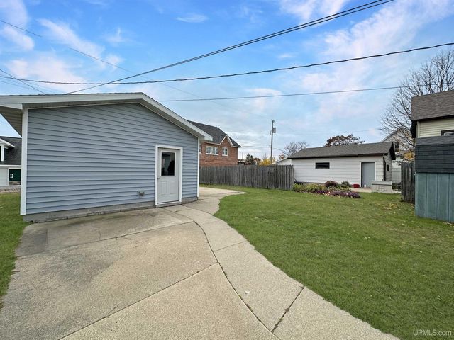 917 S 7th Avenue, Escanaba, MI 49829