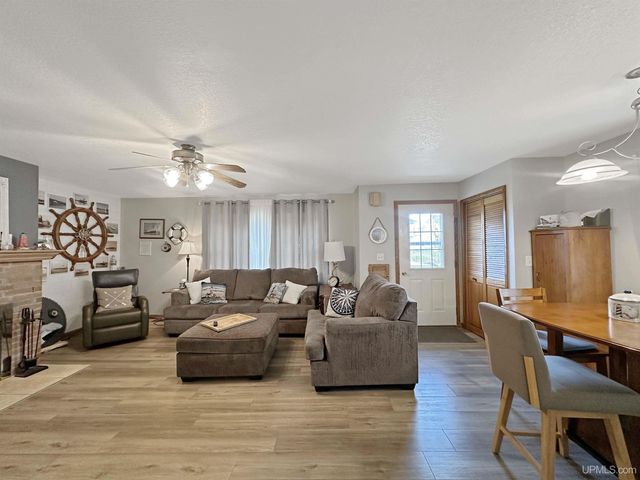 917 S 7th Avenue, Escanaba, MI 49829