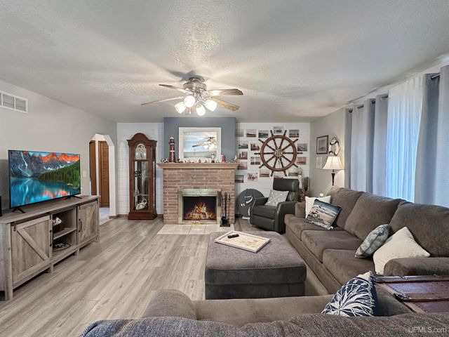 917 S 7th Avenue, Escanaba, MI 49829