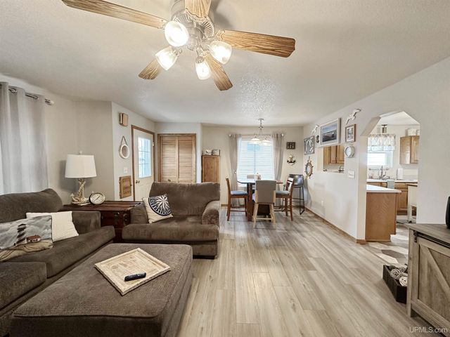 917 S 7th Avenue, Escanaba, MI 49829