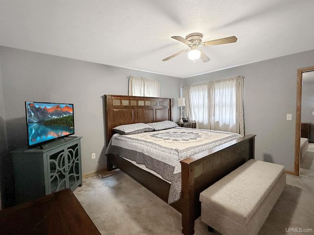 917 S 7th Avenue, Escanaba, MI 49829