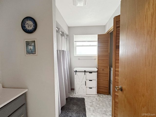 917 S 7th Avenue, Escanaba, MI 49829