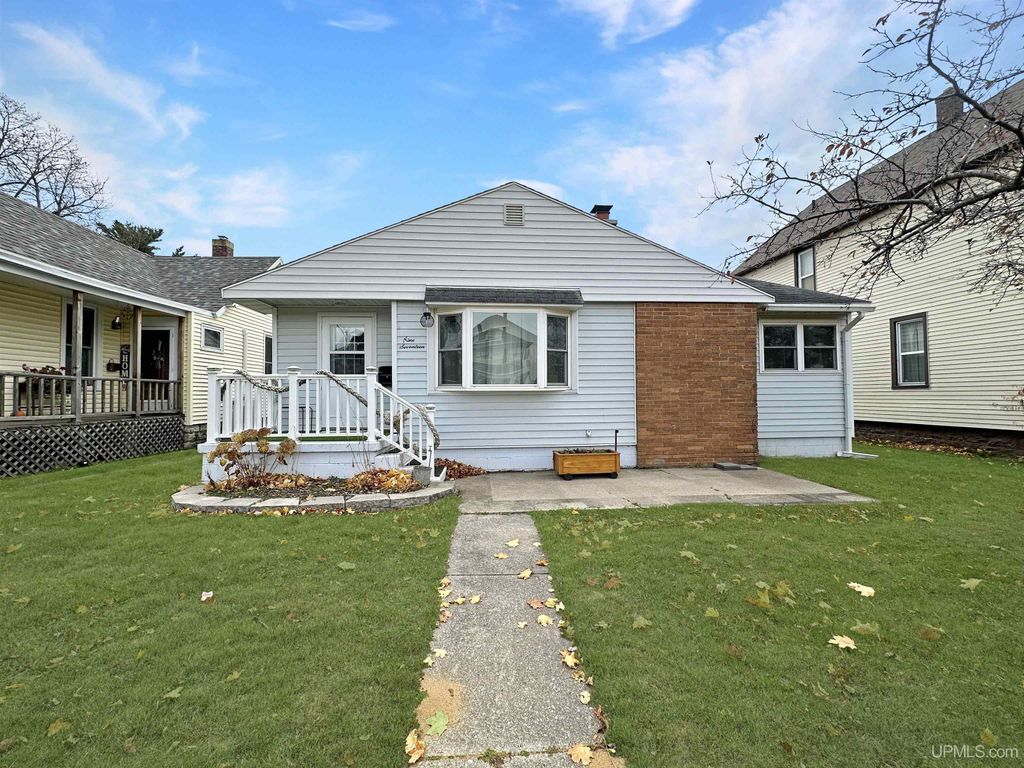 917 S 7th Avenue, Escanaba, MI 49829