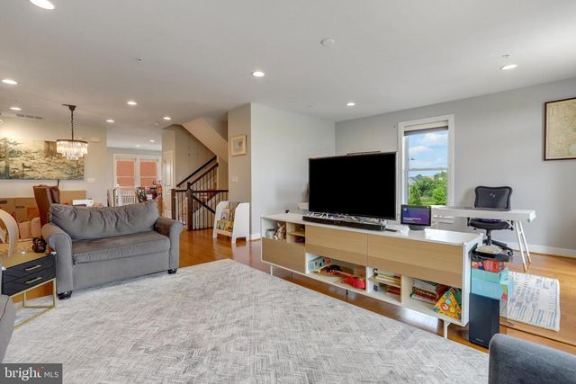 1804 POTOMAC AVE, Alexandria, VA 22301