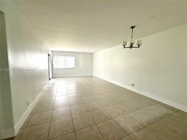 155 Lakeview Dr 101, Weston, FL 33326