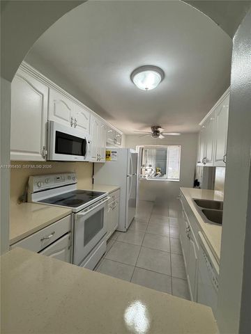 155 Lakeview Dr 101, Weston, FL 33326