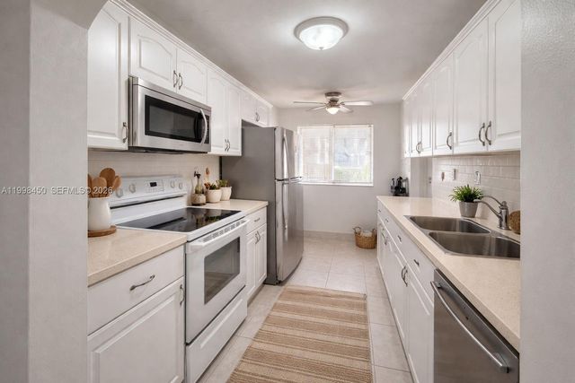 155 Lakeview Dr 101, Weston, FL 33326