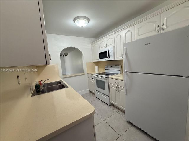 155 Lakeview Dr 101, Weston, FL 33326
