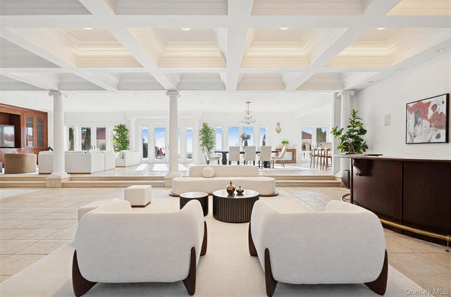 7 Cross Road, Remsenburg, NY 11960