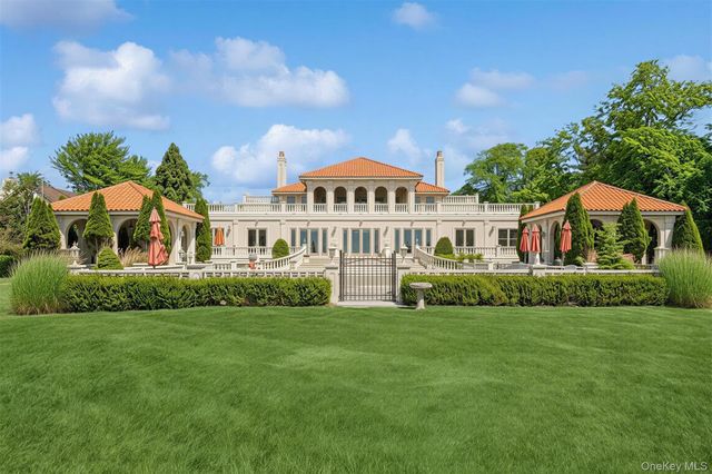 7 Cross Road, Remsenburg, NY 11960