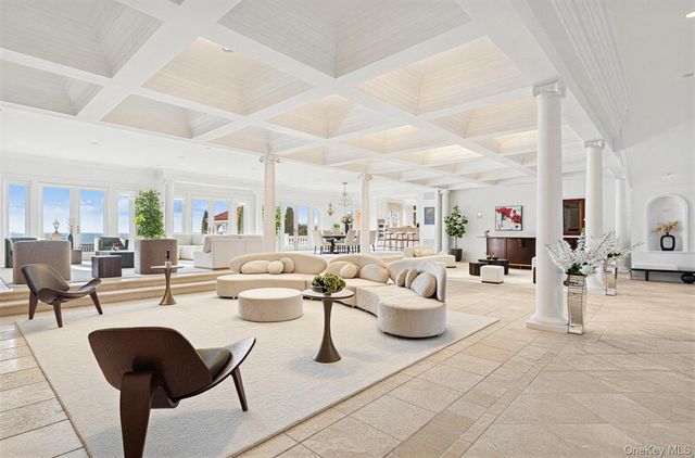 7 Cross Road, Remsenburg, NY 11960