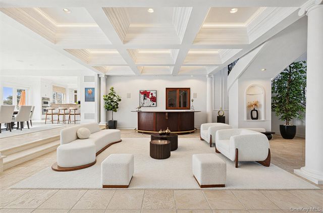 7 Cross Road, Remsenburg, NY 11960