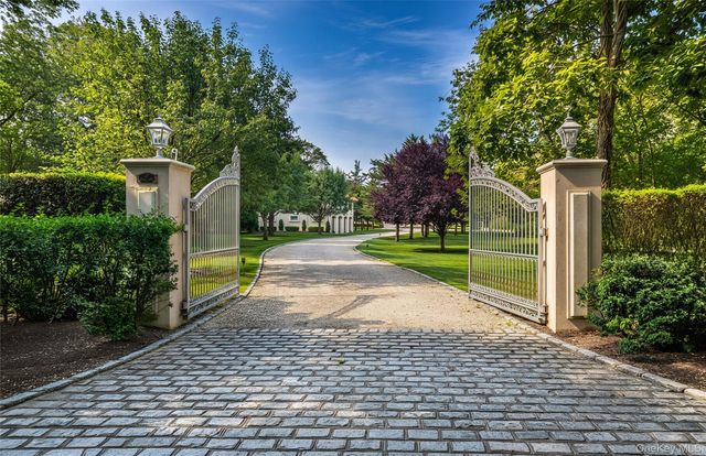 7 Cross Road, Remsenburg, NY 11960